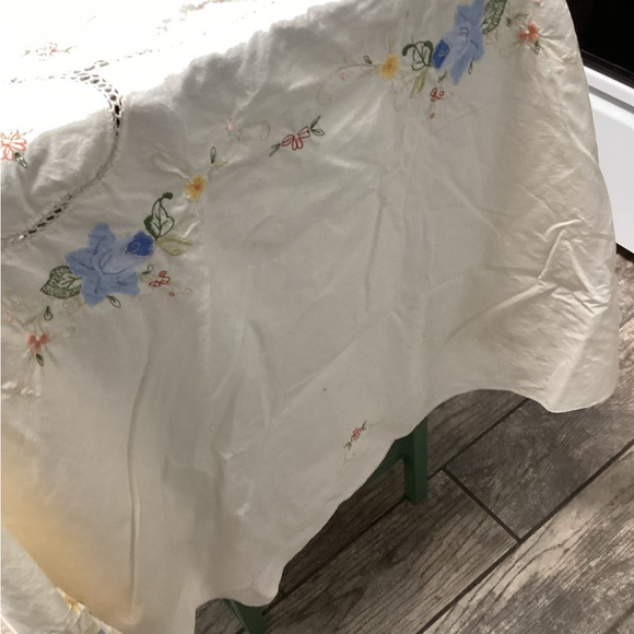 Vintage Embroidered 80” Round - Picture 7 of 9